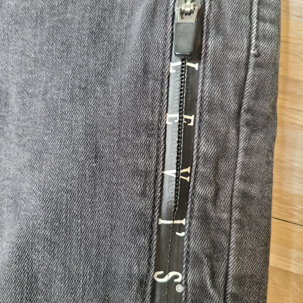 Levi's 511 Men's‎ Size 32 Charcoal Denim Shorts Spellout Pocket 9